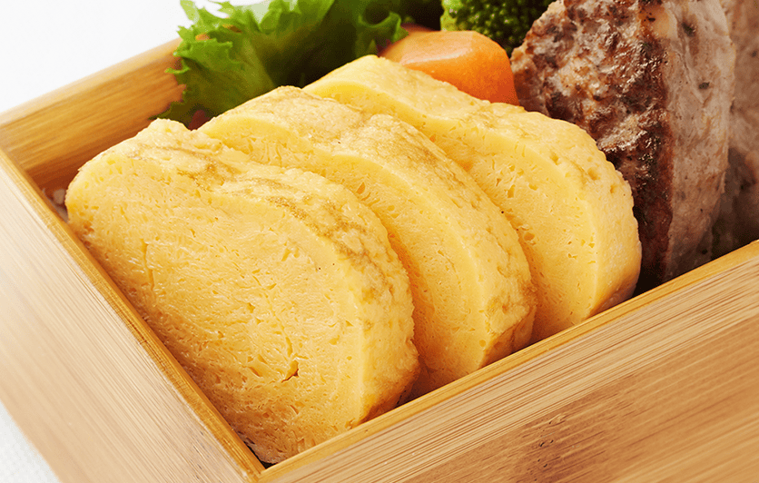 卵料理の一例：だし巻き卵と野菜の煮物